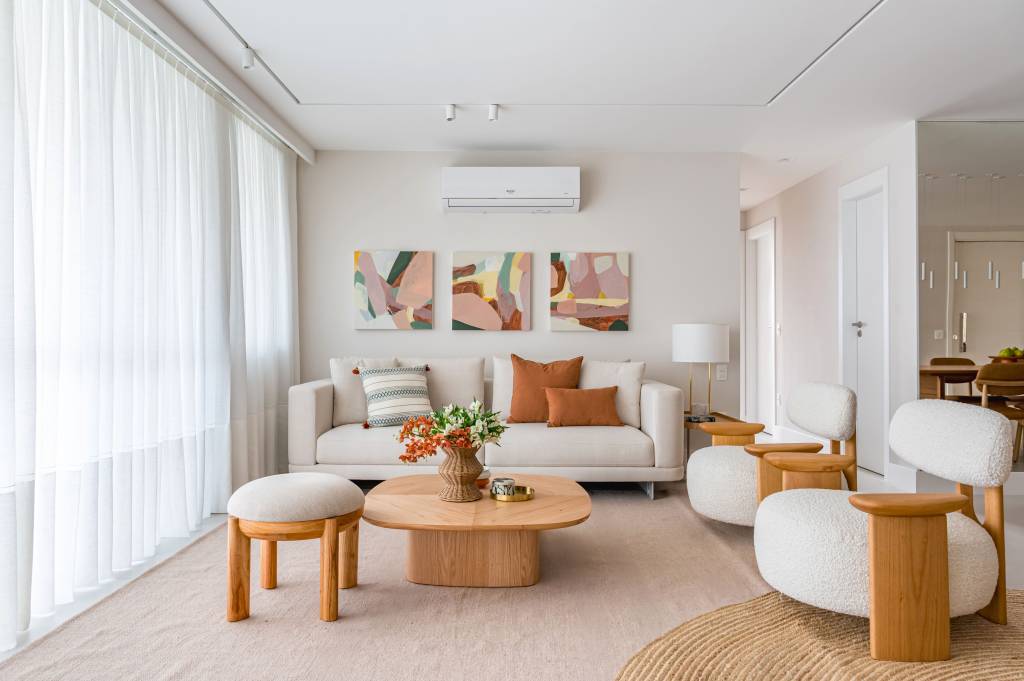 Tons de rosa seco, terroso e escuro compõem apartamento integrado