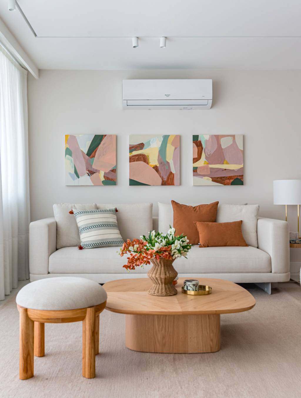 Parede atrás do sofá: 3 ideias criativas para decorar e valorizar a sala