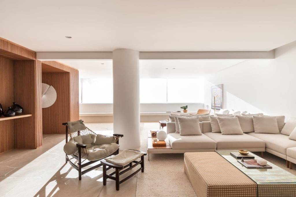 Além de muito design brasileiro, apê tem lavabo estiloso com xadrez vermelho. Projeto de ARQ+CO Studio.