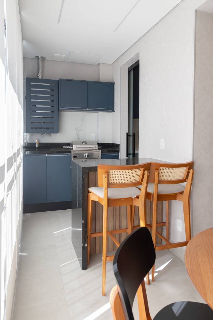 Apê de 86 m² tem varanda gourmet pequena com jardim vertical e churrasqueira elétrica. Projeto de Marcela Rocca.