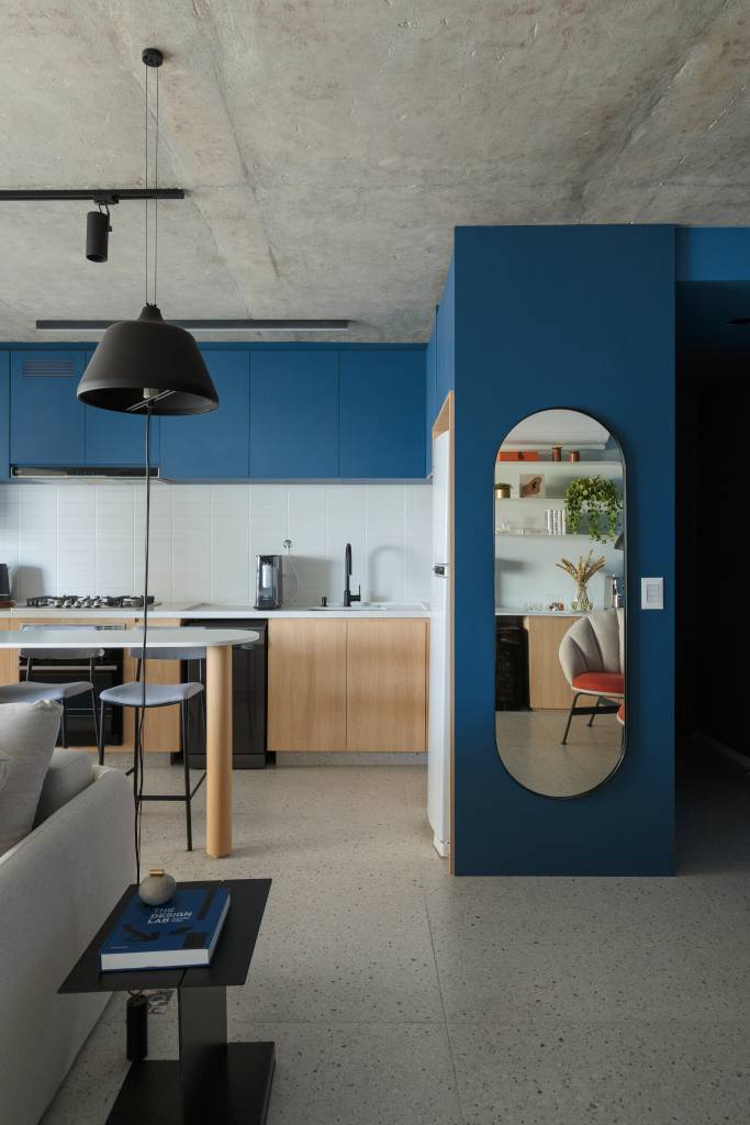 Apê industrial tem piso de porcelanato na área social e vinílico na área íntima. Projeto de Estúdio Maré.