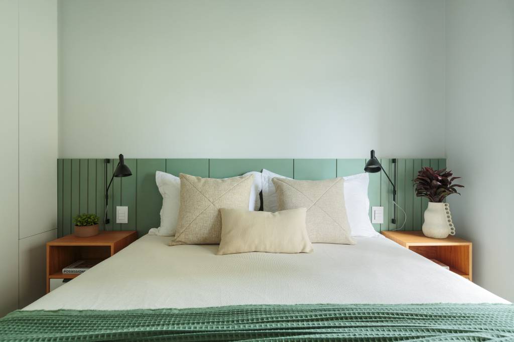 Apê industrial tem piso de porcelanato na área social e vinílico na área íntima. Projeto de Estúdio Maré.