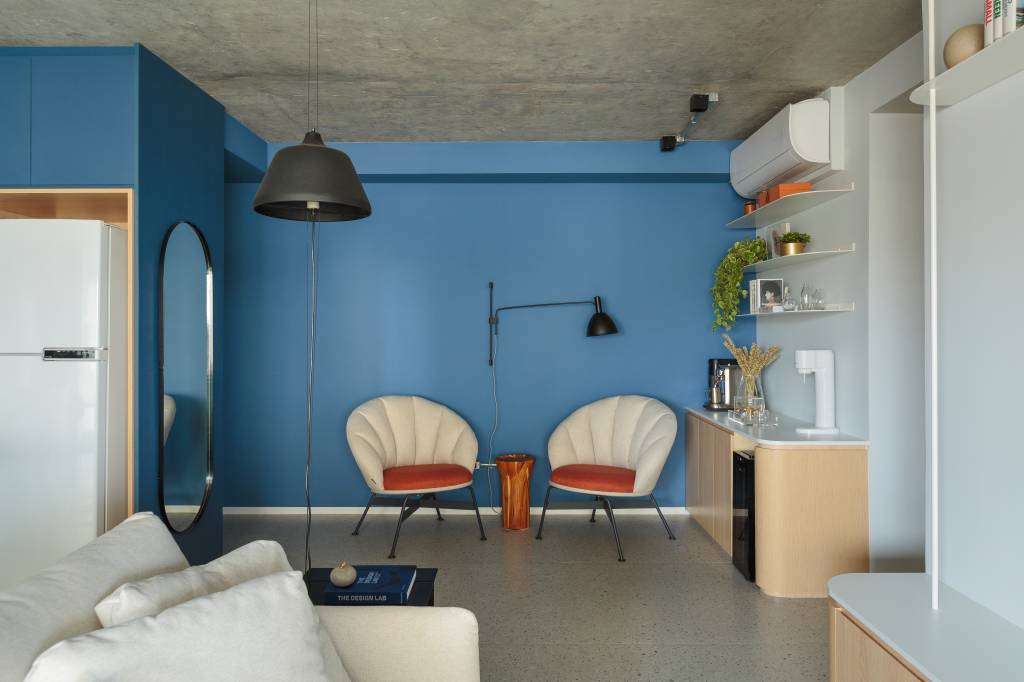 Apê industrial tem piso de porcelanato na área social e vinílico na área íntima