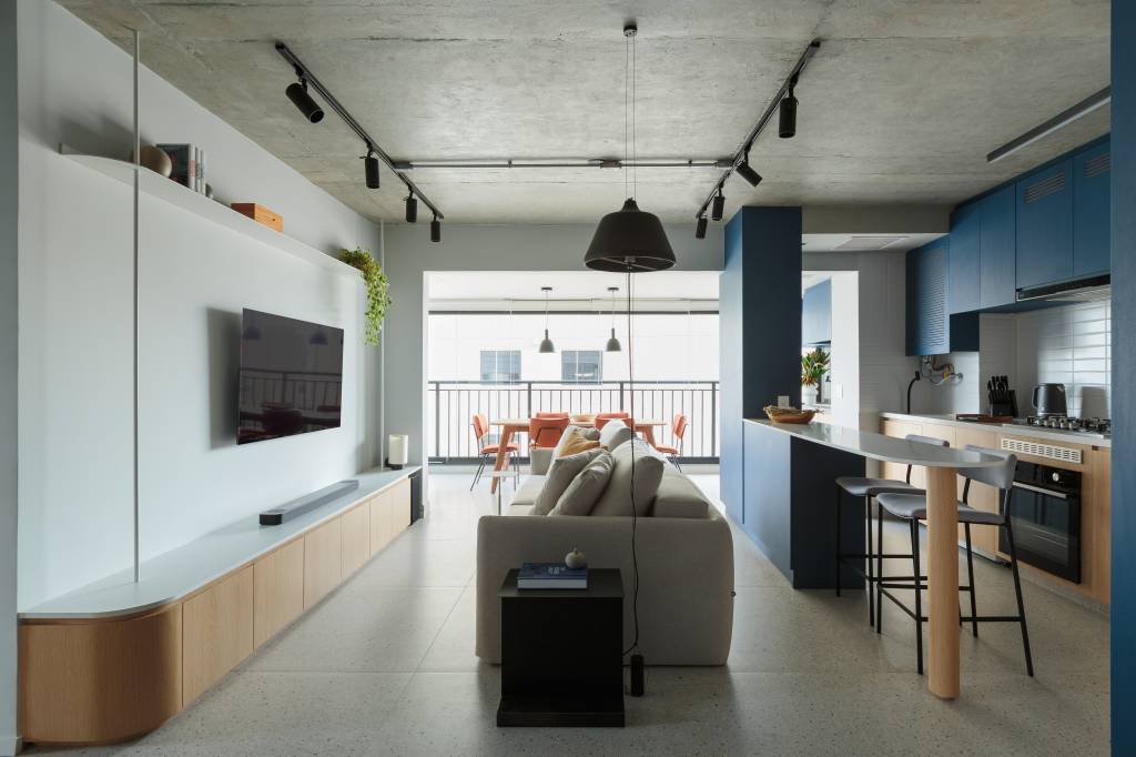 Apê industrial tem piso de porcelanato na área social e vinílico na área íntima. Projeto de Estúdio Maré.