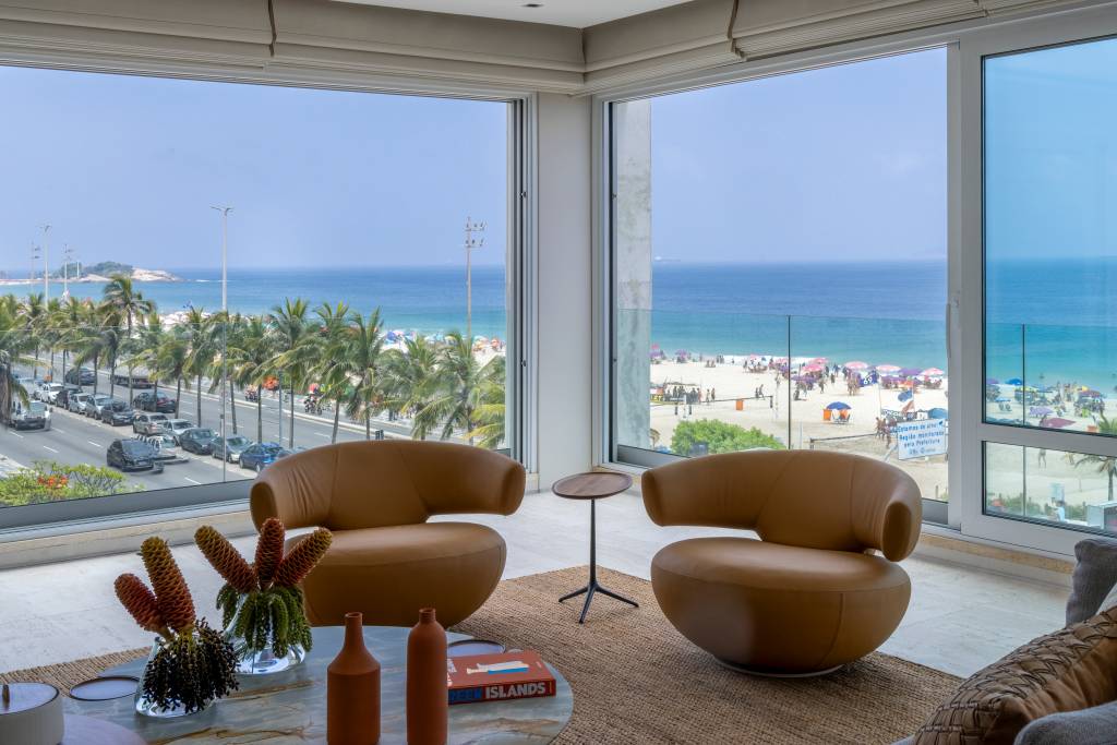 Azul do céu e mar entram neste apê em Ipanema pelas grandes janelas L. Projeto de Andrea Chicharo.