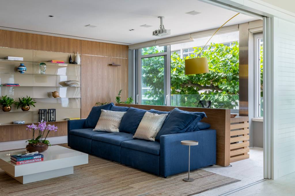 Azul do céu e mar entram neste apê em Ipanema pelas grandes janelas L. Projeto de Andrea Chicharo.