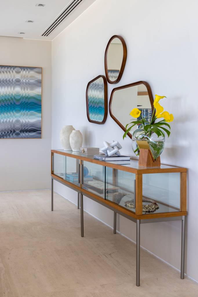 Azul do céu e mar entram neste apê em Ipanema pelas grandes janelas L. Projeto de Andrea Chicharo.