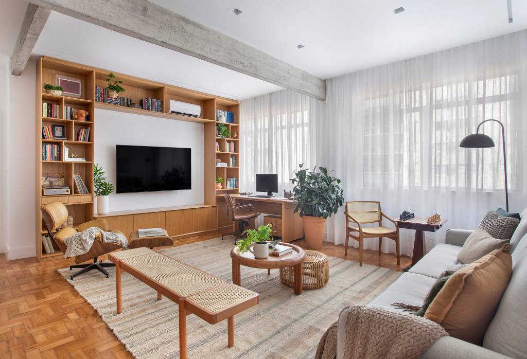 Azulejos azuis e prateleiras de vidro canelado são destaques na cozinha de apê. Projeto de Studio Duas Arquitetura.