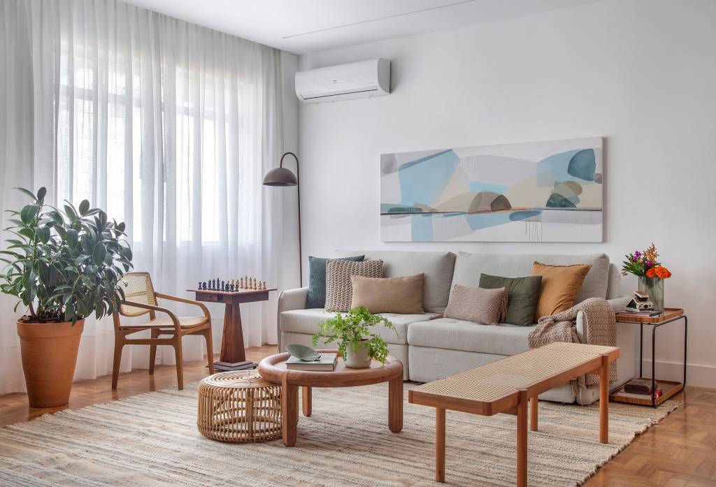 Azulejos azuis e prateleiras de vidro canelado são destaques na cozinha de apê