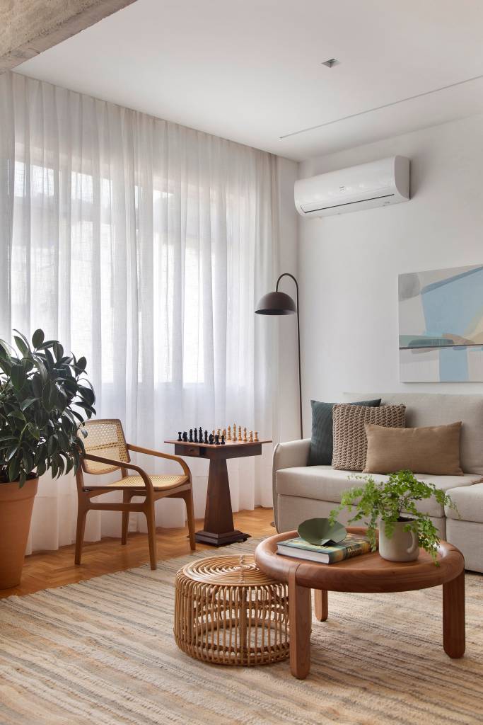 Azulejos azuis e prateleiras de vidro canelado são destaques na cozinha de apê. Projeto de Studio Duas Arquitetura.