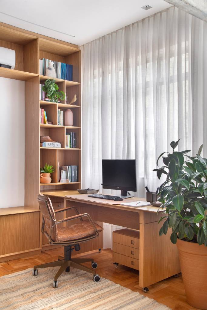 Azulejos azuis e prateleiras de vidro canelado são destaques na cozinha de apê. Projeto de Studio Duas Arquitetura.