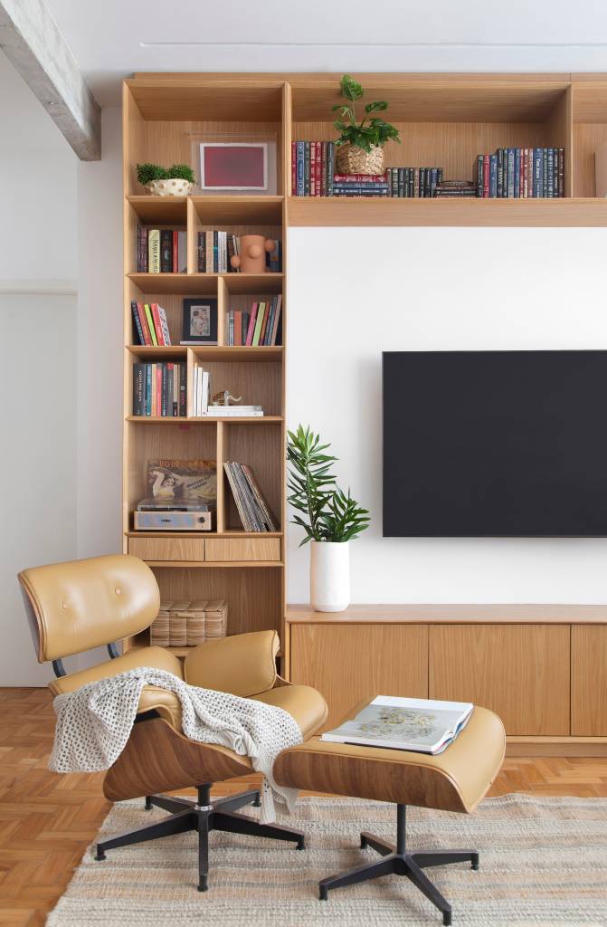 Azulejos azuis e prateleiras de vidro canelado são destaques na cozinha de apê. Projeto de Studio Duas Arquitetura.