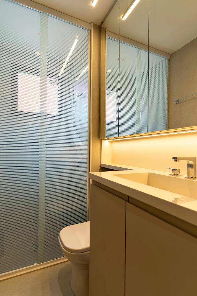 Box de banho até o teto: confira 3 projetos sofisticados. Projeto de Marcos Serrano Miralles.