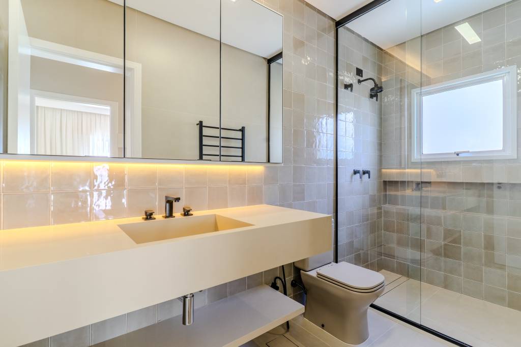 Box de banho até o teto: confira 3 projetos sofisticados. Projeto de Marcos Serrano Miralles.