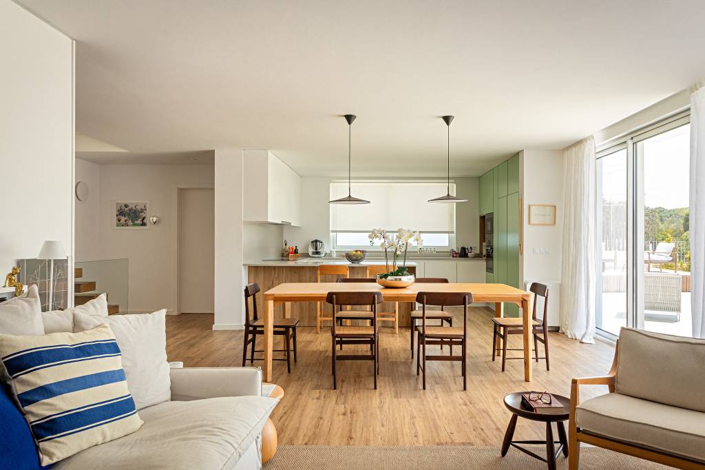 Casa inspirada no slow living tem cozinha leve e iluminada e lavabo cereja