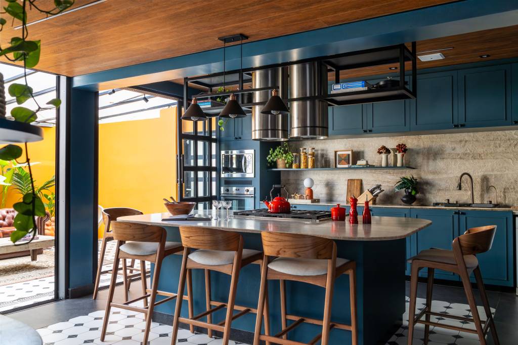 Cozinha azul é mix de moderno e provençal e fica integrada com quintal