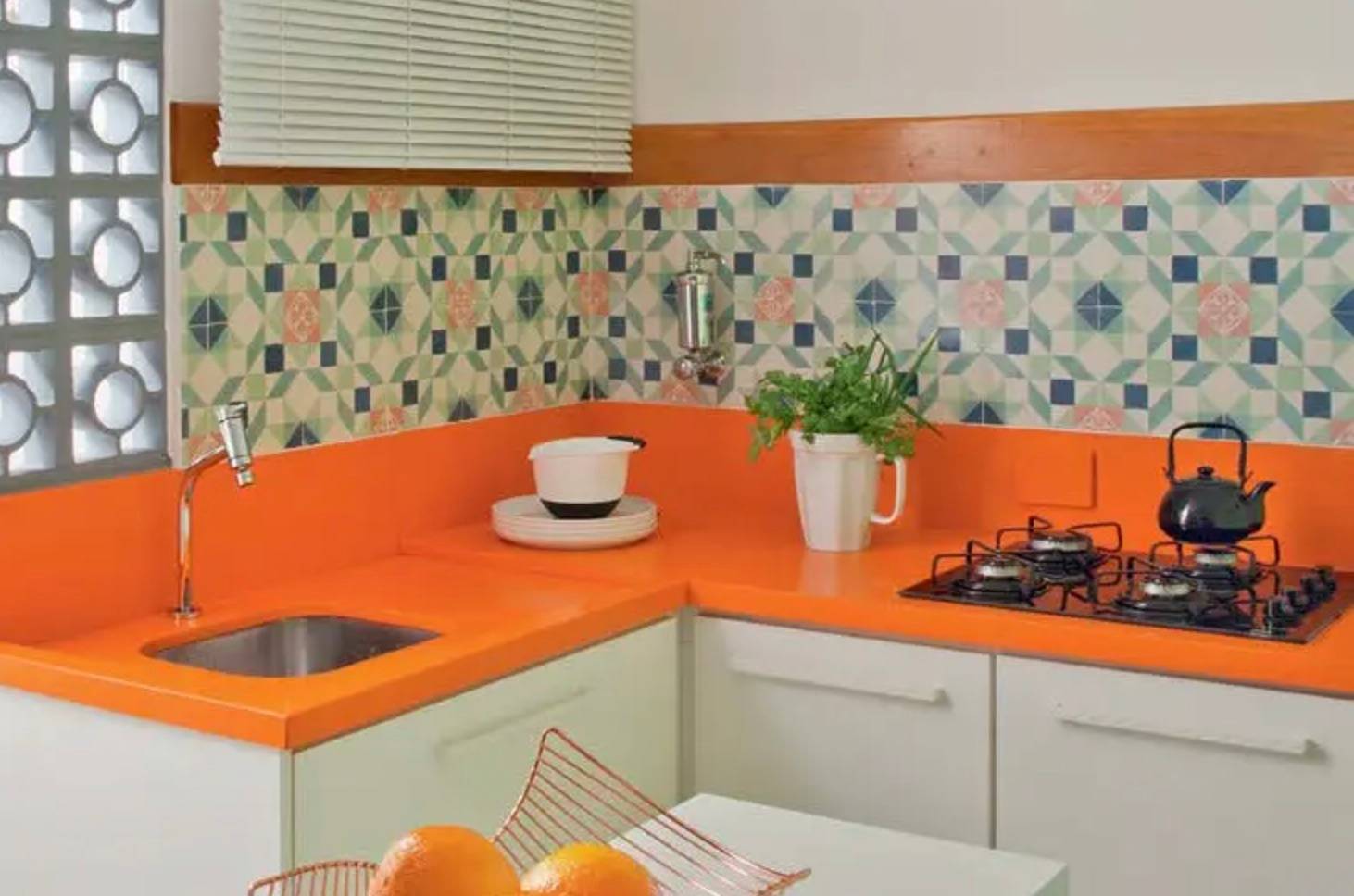 Reforma de cozinha pequena de 4,5 m²: o antes e depois com pia laranja e cobogós