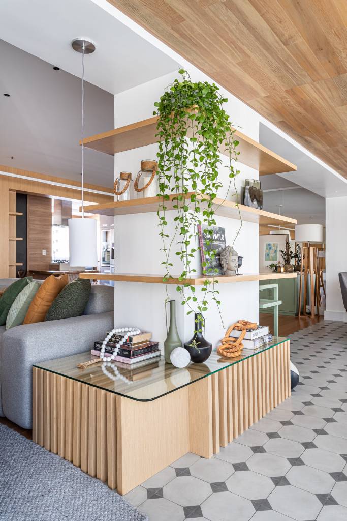 Detalhes verdes e piso de ladrilho hidráulico dão charme à apartamento. Projeto de Juliana Miranda.