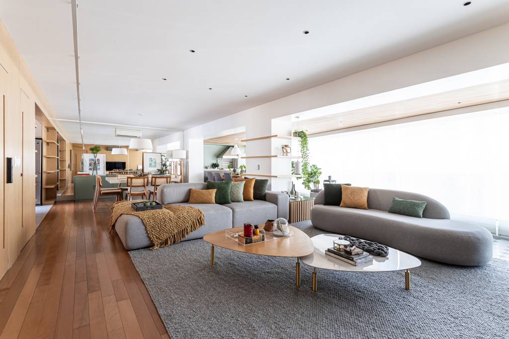 Detalhes verdes e piso de ladrilho hidráulico dão charme à apartamento. Projeto de Juliana Miranda.