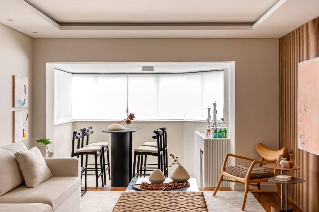 Essencial e elegante: apê tem base de branco, cinza e madeira