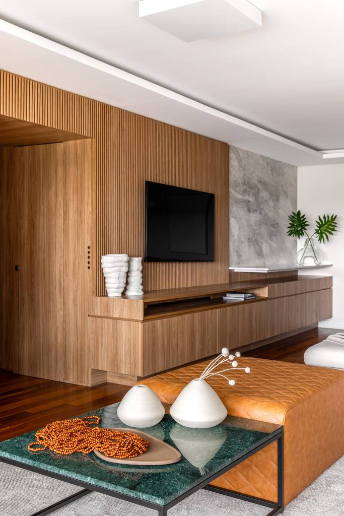 essencial-e-elegante-ape-tem-base-de-branco-cinza-e-madeira-dc55-arquitetura-03-sala