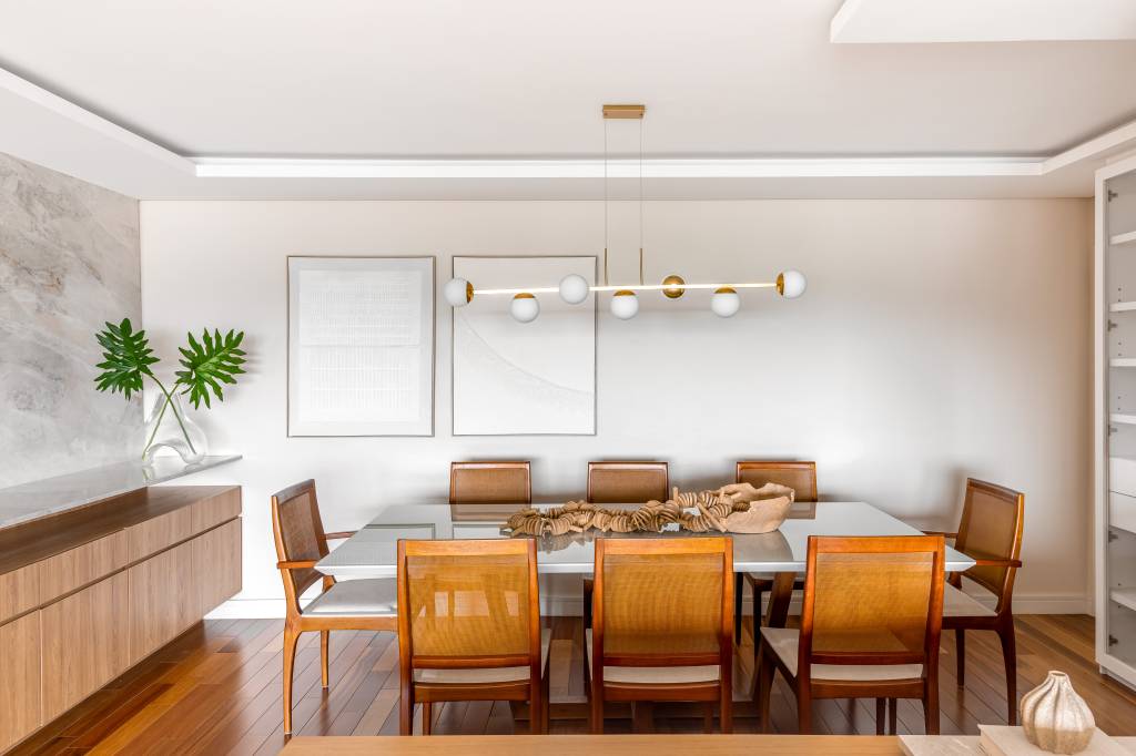 Essencial e elegante: apê tem base de branco, cinza e madeira. Projeto de DC55 Arquitetura.