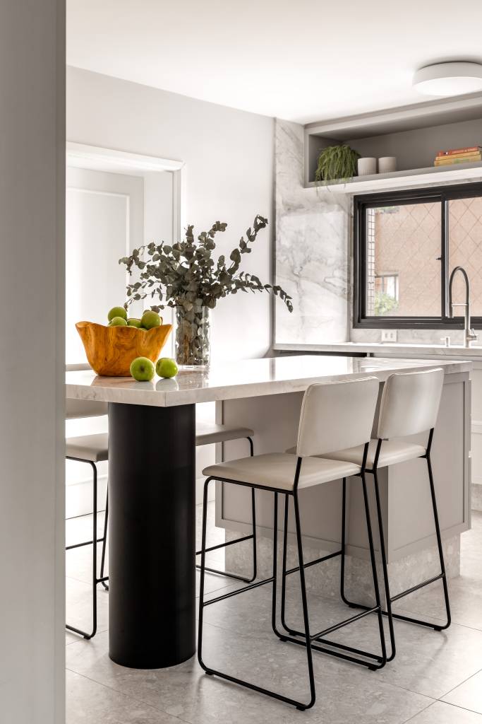 Essencial e elegante: apê tem base de branco, cinza e madeira. Projeto de DC55 Arquitetura.