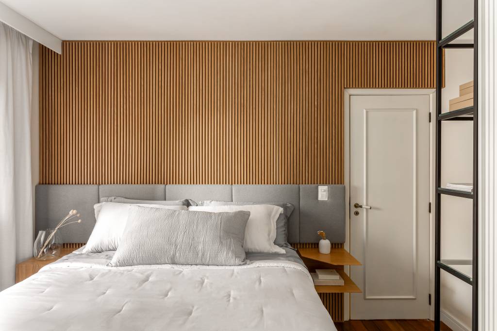 Essencial e elegante: apê tem base de branco, cinza e madeira. Projeto de DC55 Arquitetura.