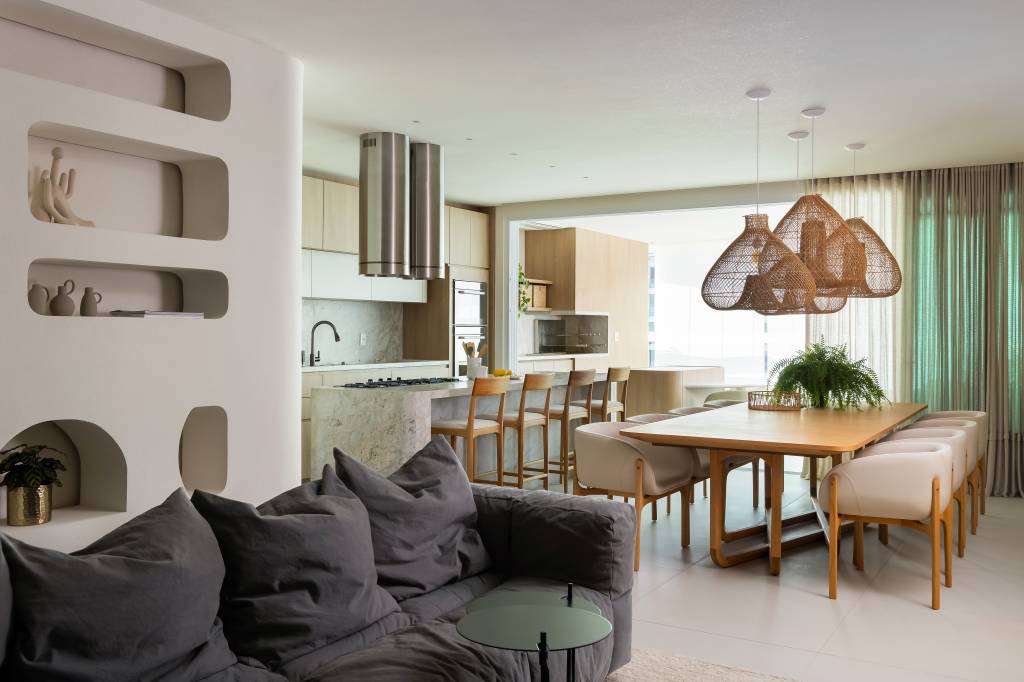 Inspirado na Grécia, apartamento praiano tem nichos na parede e tons areia. Projeto de Bo. Arch Studio.