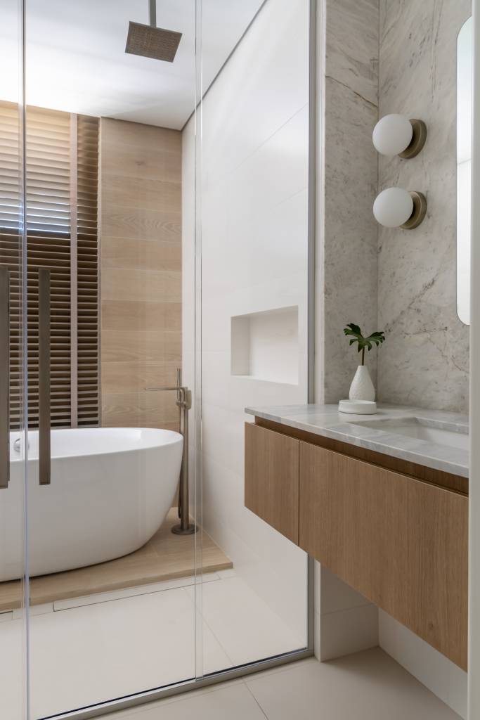 Inspirado na Grécia, apartamento praiano tem nichos na parede e tons areia. Projeto de Bo. Arch Studio.