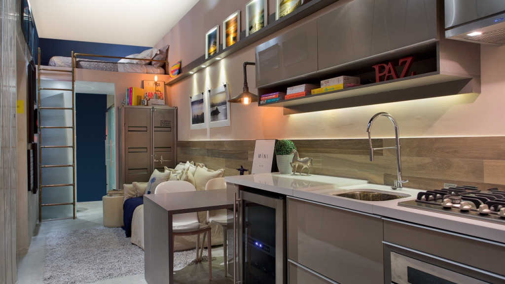 Mini apartamento industrial de 15 m² tem cama em mezanino