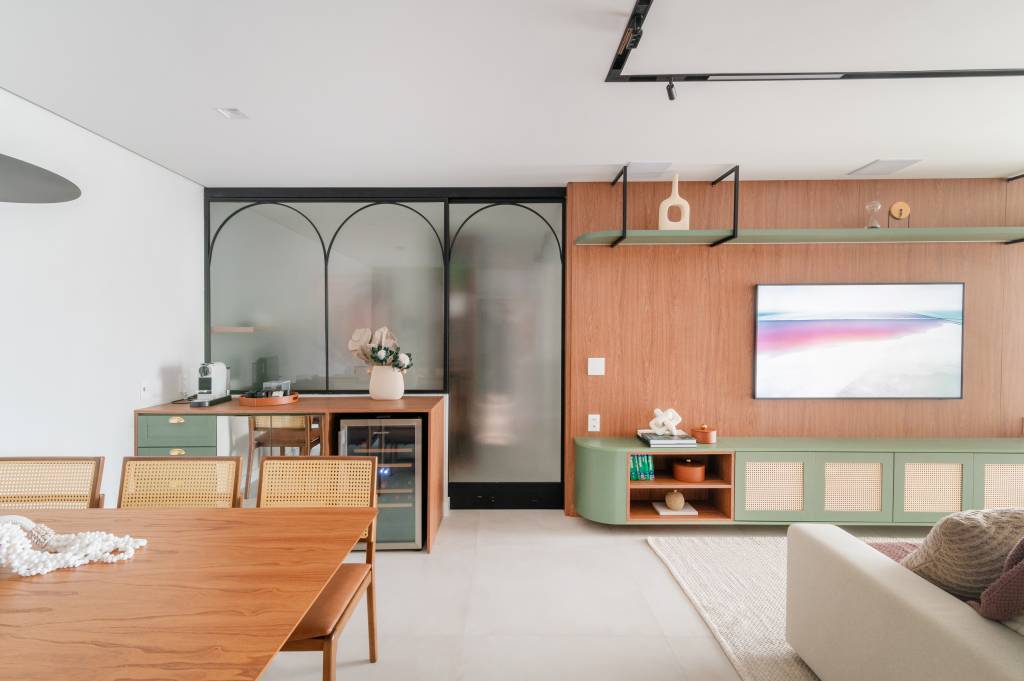 Moderno e delicado: apê tem serralheria, cimento queimado e cozinha provençal