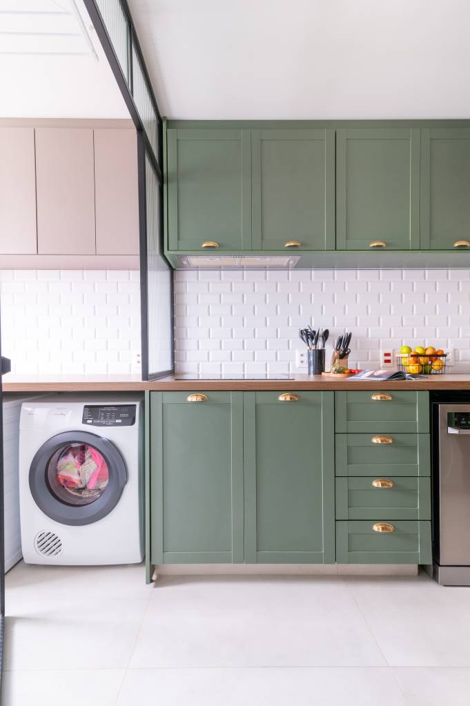 Moderno e delicado: apê tem serralheria, cimento queimado e cozinha provençal. Projeto de Mari Milani.