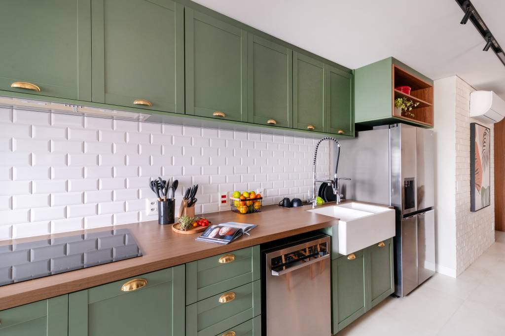 Moderno e delicado: apê tem serralheria, cimento queimado e cozinha provençal. Projeto de Mari Milani.