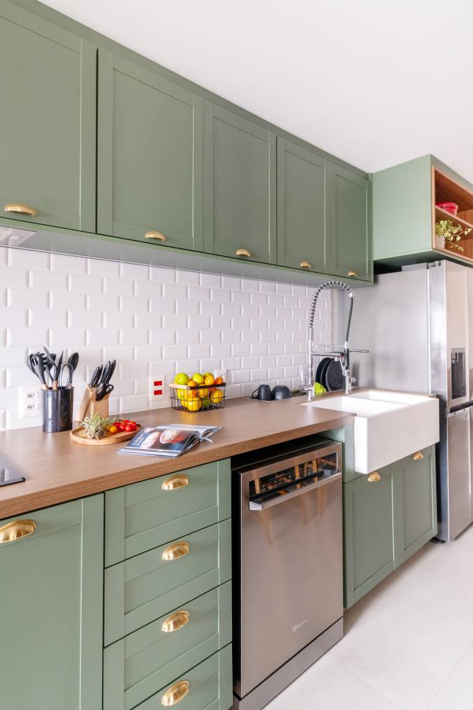 Moderno e delicado: apê tem serralheria, cimento queimado e cozinha provençal. Projeto de Mari Milani.