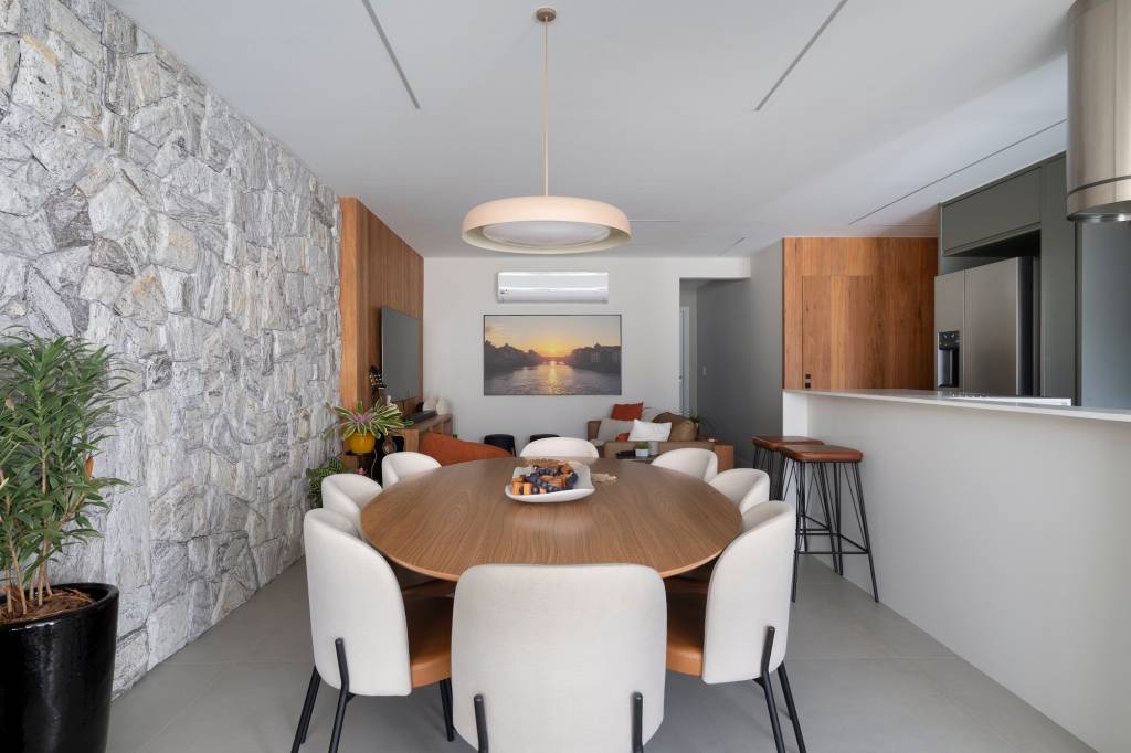 Parede de pedras na sala é ponto de partida deste apartamento elegante de 80 m²