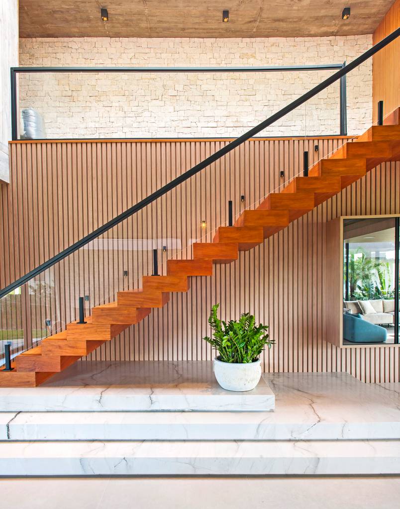 5 projetos de casas e apartamentos com escadas modernas e inesquecíveis. Projeto de Mayresse Arquitetura.