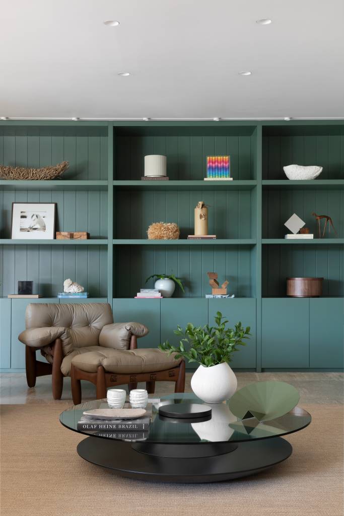 Tendência: veja projetos modernos com o versátil verde-oliva. Projeto de Frezza e Figueiredo Arquitetura e Interiores.