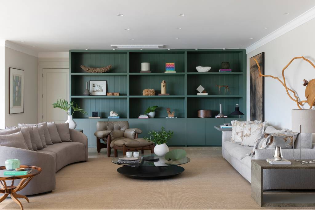 Tendência: veja projetos modernos com o versátil verde-oliva. Projeto de Frezza e Figueiredo Arquitetura e Interiores.