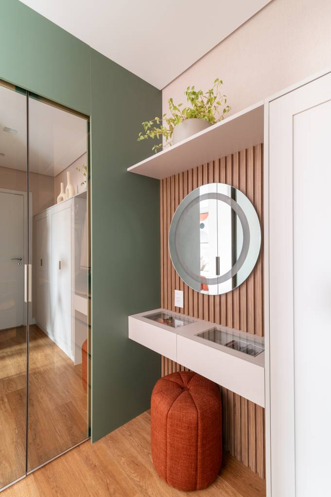 Tendência: veja projetos modernos com o versátil verde-oliva. Projeto de Mari Milani.