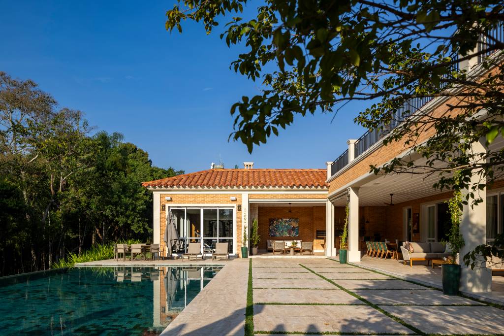 Tijolinhos, telhas de barro, madeira e mármore compõem casa em estilo toscano. Projeto de Rogério Luciani Arquitetura.