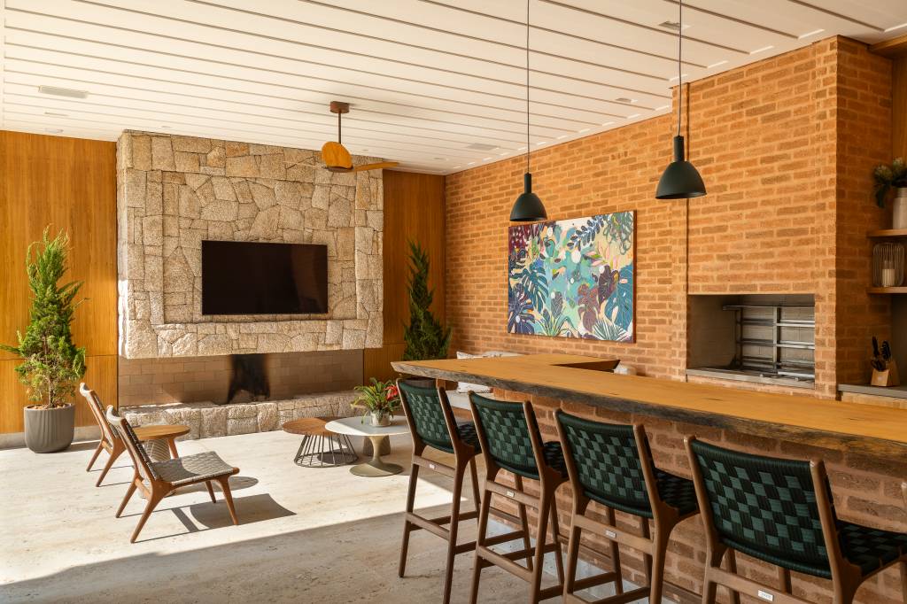 Tijolinhos, telhas de barro, madeira e mármore compõem casa em estilo toscano. Projeto de Rogério Luciani Arquitetura.