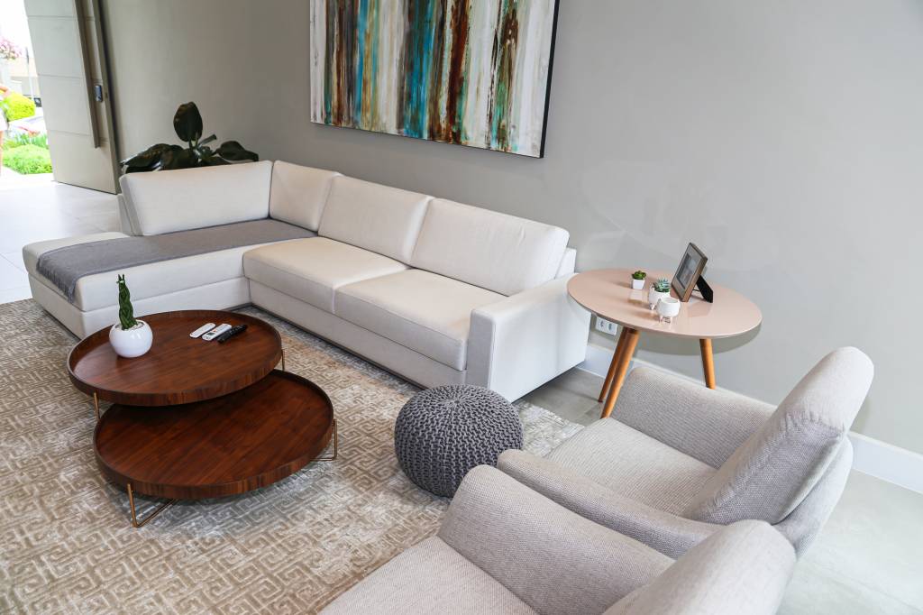 Qual sofá combina melhor com a sua sala? Projeto de Meneghisso & Pasquotto Arquitetura