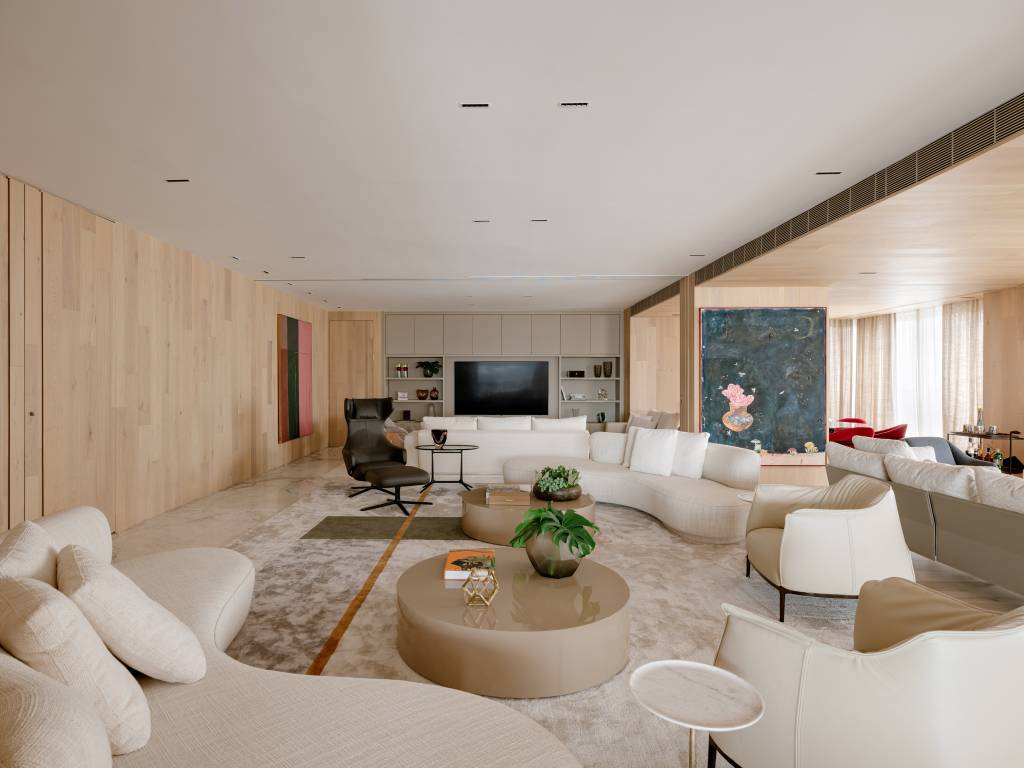 Apartamento amplo tem piso de mármore e painéis de madeira como divisórias