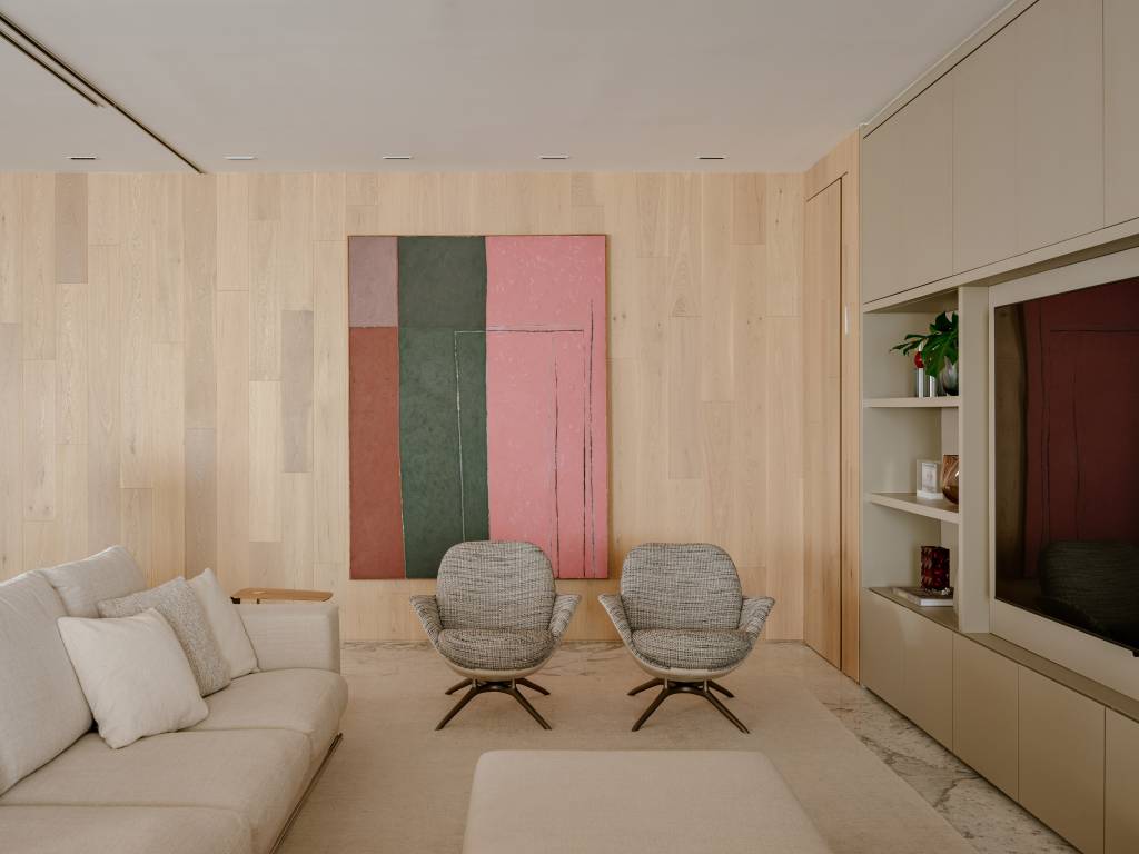 Apartamento amplo tem piso de mármore e painéis de madeira como divisórias. Projeto de DB Arquitetos.