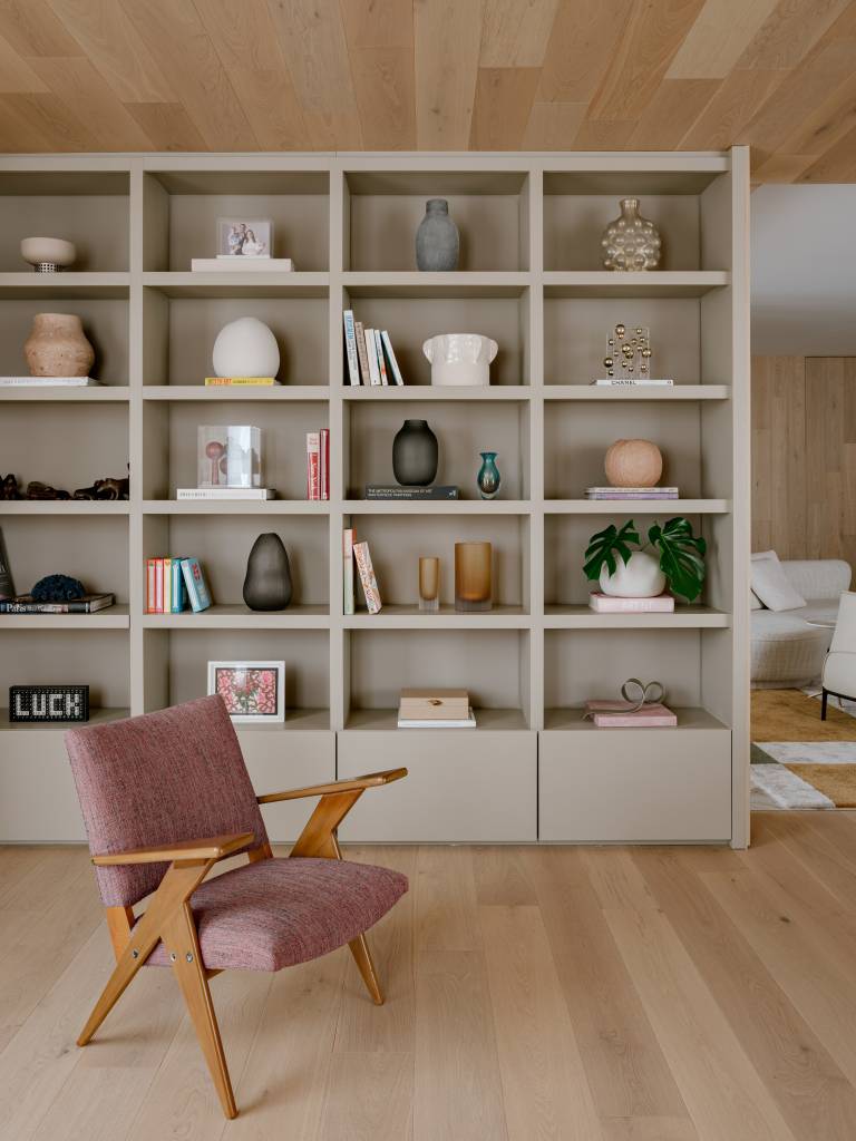 Apartamento amplo tem piso de mármore e painéis de madeira como divisórias. Projeto de DB Arquitetos.