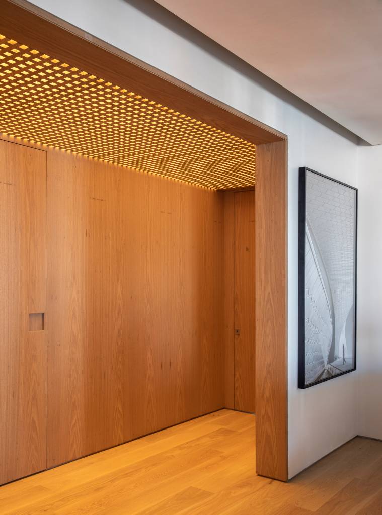 Apartamento linear no interior de SP tem acabamentos refinados e adega walk-in. Projeto de Solange Calio.