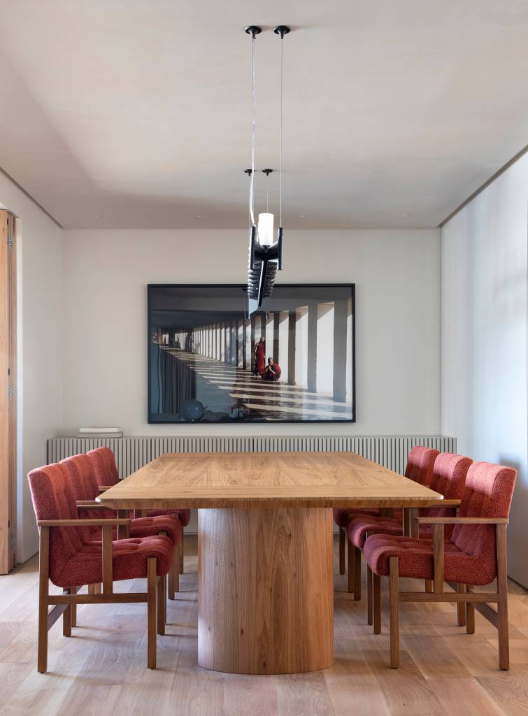 Apartamento linear no interior de SP tem acabamentos refinados e adega walk-in. Projeto de Solange Calio.