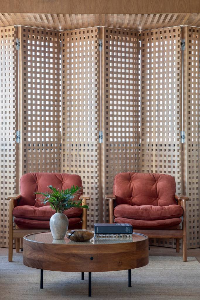 Apartamento linear no interior de SP tem acabamentos refinados e adega walk-in. Projeto de Solange Calio.