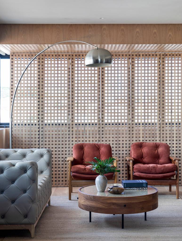 Apartamento linear no interior de SP tem acabamentos refinados e adega walk-in. Projeto de Solange Calio.